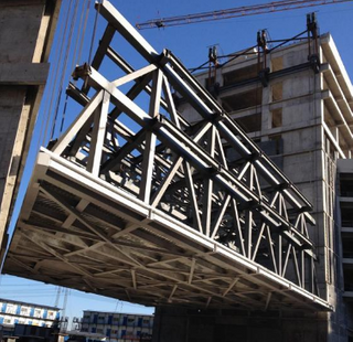 大跨度钢桁架施工一般优先考虑分段吊装